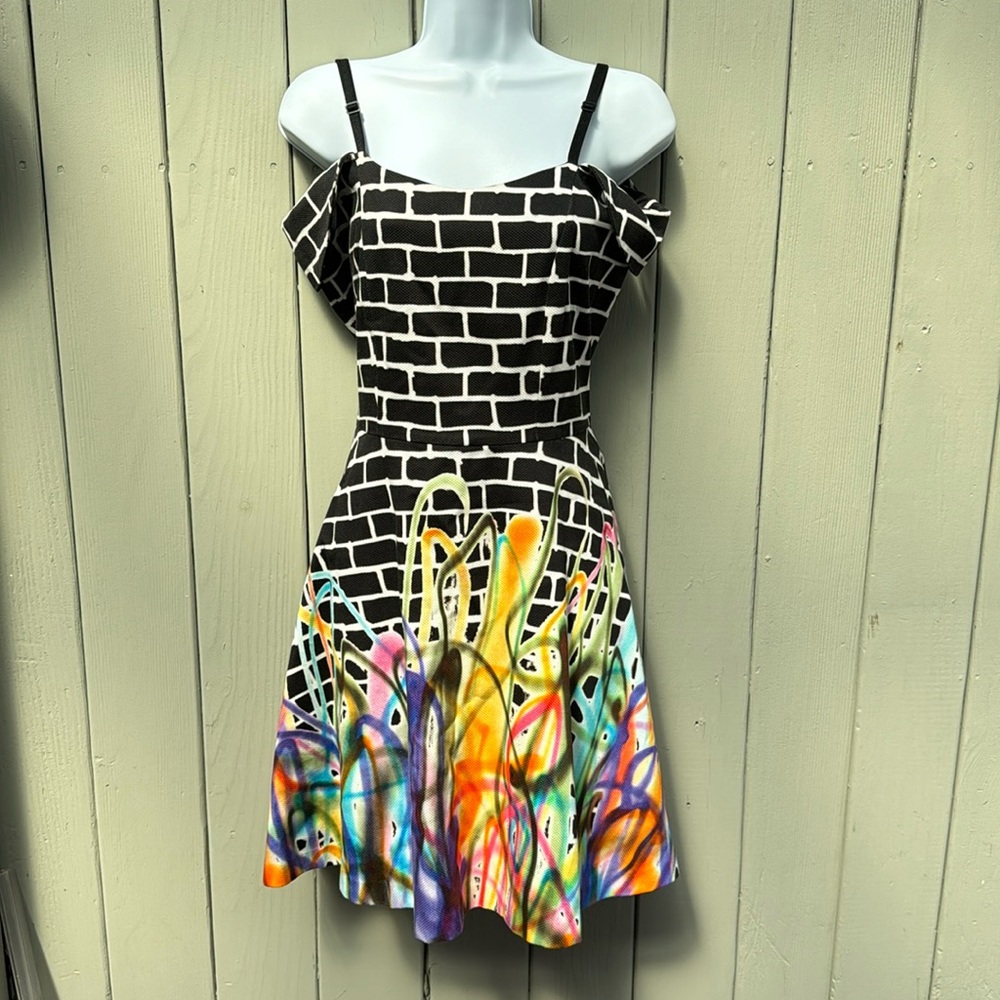 Ecla dress 46 Graffiti on a brick wall